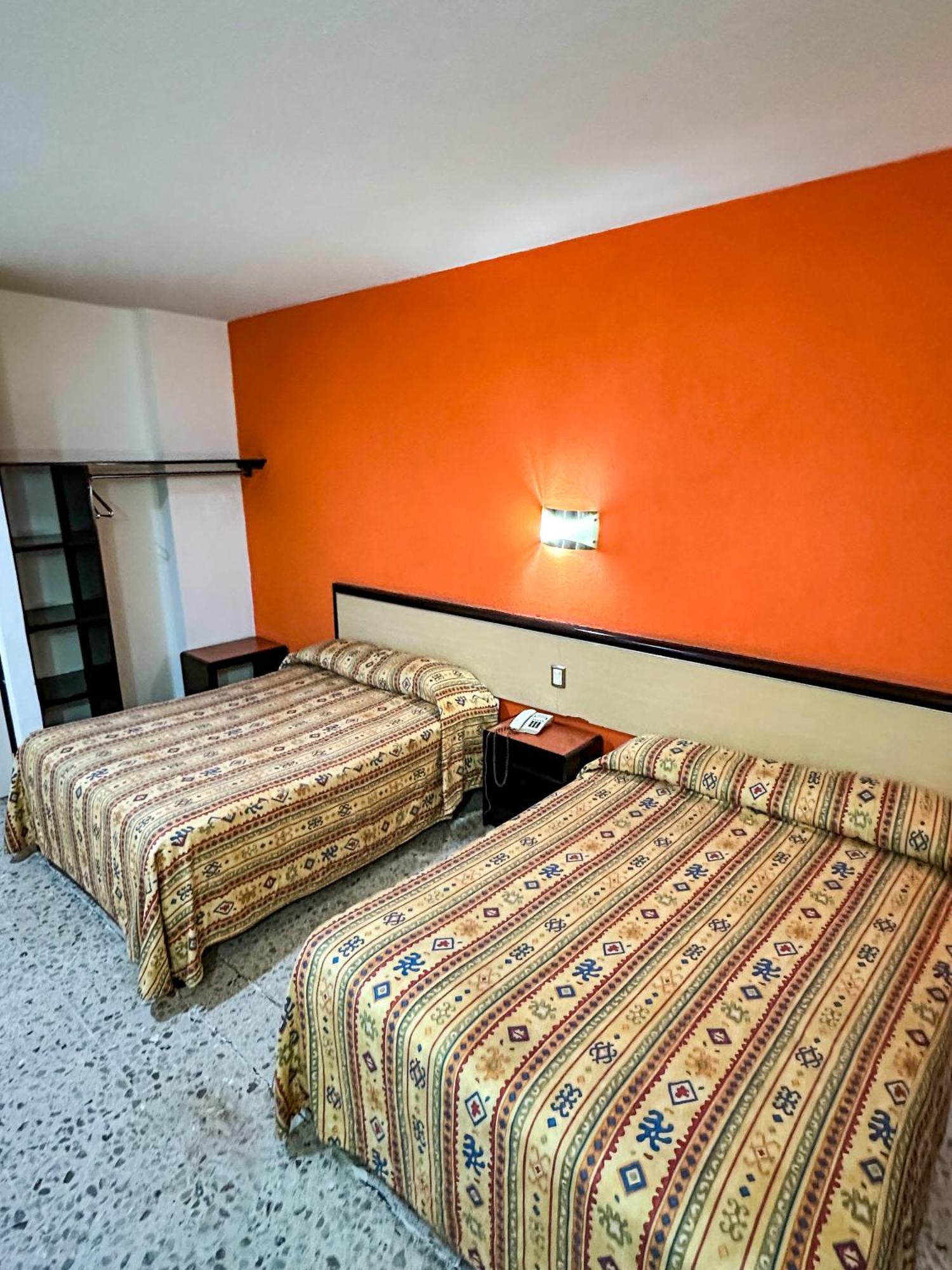Hotel Montreal Leon Bagian luar foto