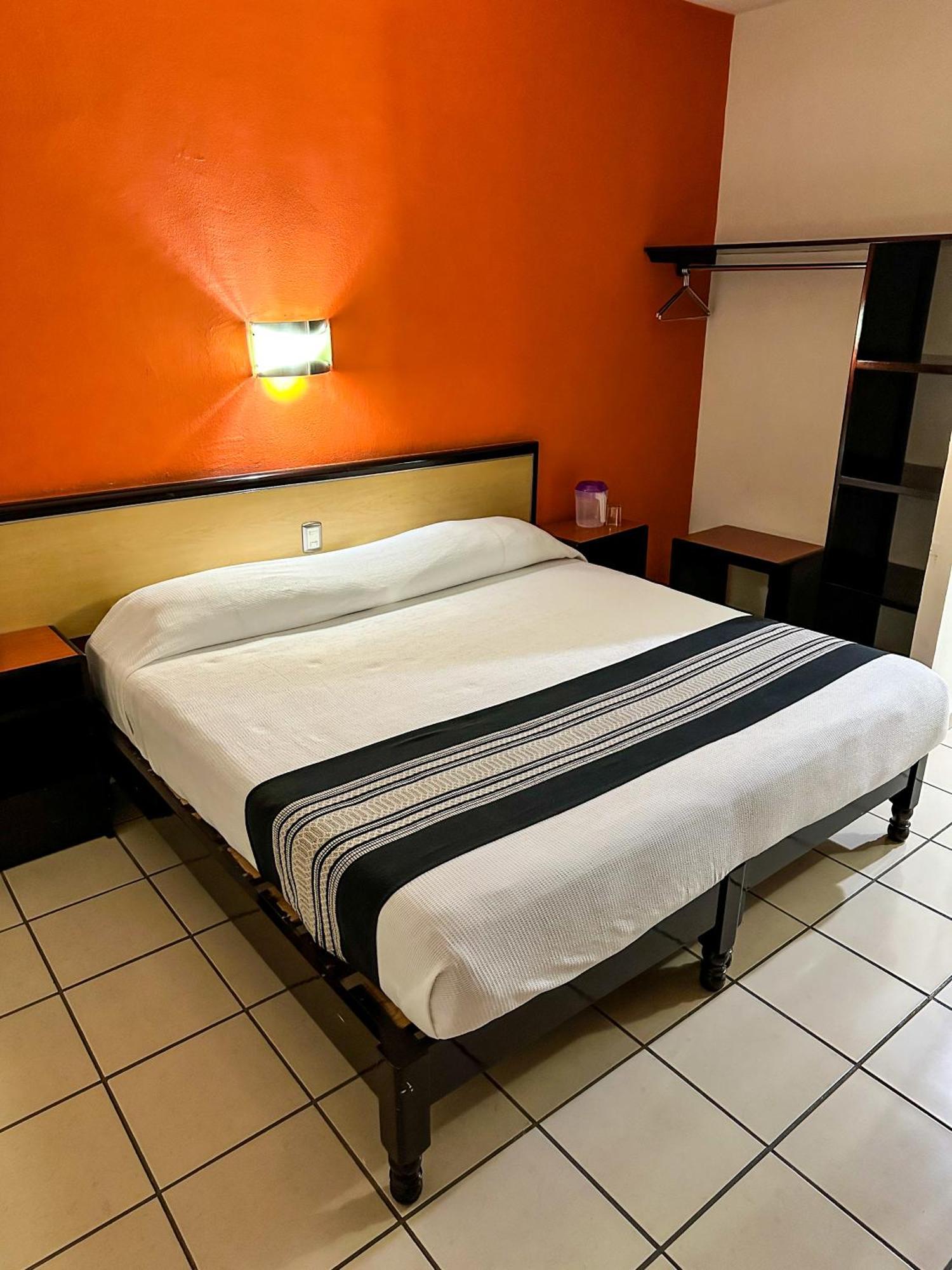 Hotel Montreal Leon Bagian luar foto